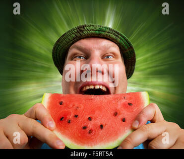 Bizarre man eating watermelon extérieur en été Banque D'Images