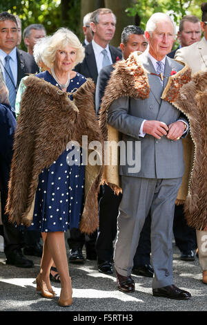 Ngaruawahia, Nouvelle-Zélande - 8 novembre 2015 - Le Prince Charles, prince de Galles, et de Camilla, Duchesse de Cornouailles, vêtu d'un Korowai (manteau tissé traditionnel Maori) au cours d'une visite à Turangawaewae Marae le 8 novembre 2015 à Ngaruawahia, Nouvelle-Zélande. Charles et Camilla visiter la Nouvelle-Zélande du 4 novembre au 10 novembre Participation à des événements à Wellington, Dunedin, Nelson, Westport, Ngaruawahia, Auckland et New Plymouth (Piscine/Getty Hagen Hopkins). Banque D'Images