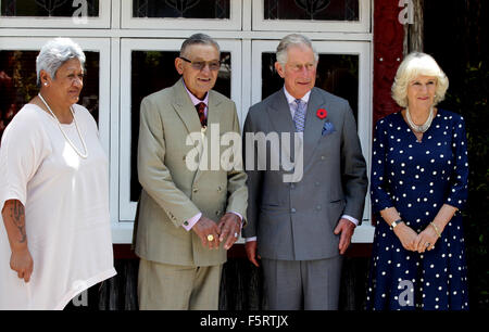 Ngaruawahia, Nouvelle-Zélande - 8 novembre 2015 - Le Prince Charles, prince de Galles, et de Camilla, Duchesse de Cornouailles, regarder en même temps qu'avec le roi maori Tuheitia, Kiingi et son épouse Atawhai lors d'une visite à Turangawaewae Marae le 8 novembre 2015 à Ngaruawahia, Nouvelle-Zélande. Charles et Camilla visiter la Nouvelle-Zélande du 4 novembre au 10 novembre Participation à des événements à Wellington, Dunedin, Nelson, Westport, Ngaruawahia, Auckland et New Plymouth (SNPA/Piscine David Rowland ). Banque D'Images