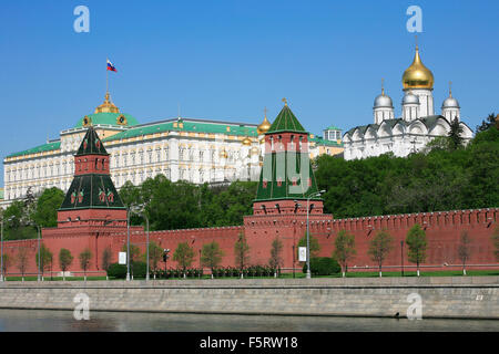 Une batterie de canons à feu, hors du Kremlin pendant la Parade de la Victoire de 2009 à Moscou, Russie Banque D'Images