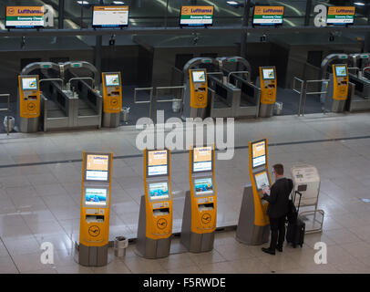 Munich, Allemagne. 09Th Nov, 2015. Un passager est à un guichet libre-service dans le terminal 2 de l'aéroport de Munich, Allemagne, 09 novembre 2015. Après les vacances en Bavière, le personnel de Lufthansa a commencé leur grève le 09 novembre 2015. Photo. PETER KNEFFEL/dpa/Alamy Live News Banque D'Images