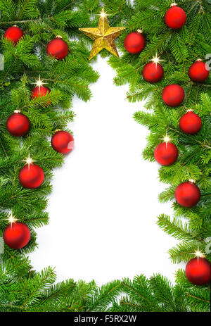 A la frontière des brindilles de sapin et ornements de la construction de la forme vide d'un arbre de Noël Banque D'Images