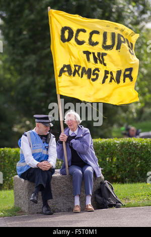 Supprimer la police un vicaire d'un blocus au cours d'une protestation contre la DSEI, l'une des plus grandes foires d'armes. Les militants sont irrités par l'impact qu'ils prétendent l'a juste sur le "commerce des armes et de la répression." Les manifestants ont pour but de tenir une semaine d'action aga Banque D'Images