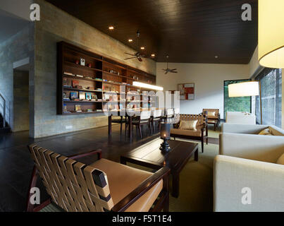 En vue de l'intérieur de la bibliothèque du club. Shillim Resort, Maharastra, Inde. Architecte : Khanna Shultz, 2015. Banque D'Images