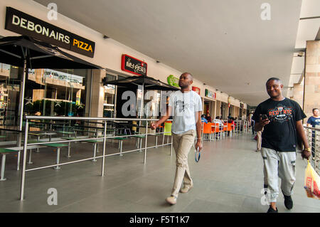 Piétons et de cafés, Manda Hill shopping mall, Lusaka, Zambie Banque D'Images