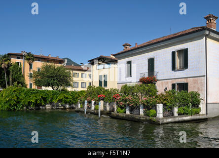 Maisons sur la rive du lac d'Iseo dans la ville d'Iseo - Lombardie - Italie Banque D'Images