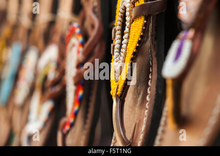 Sandales en vente dimanche, marché artisanal, centre commercial Arcades, Lusaka, Zambie Banque D'Images