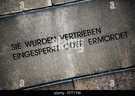 Dresde, Allemagne. 09Th Nov, 2015. L'inscription 'ils ont été déplacées, enfermés, ou assassinés" peut être lu sur un mur à la Nouvelle Synagogue de Dresde, Allemagne, 09 novembre 2015. Aujourd'hui les gens dans les villes à travers l'Allemagne sont de se rappeler le pogrom de la nuit 09 novembre 1938, commémorant la Juifs assassinés sous le régime nazi. Photo : ARNO BURGI/ZB/dpa/Alamy Live News Banque D'Images