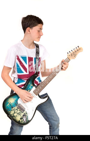 Teenage boy playing electric guitar Banque D'Images