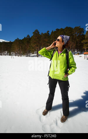 Jeune femme dans la nature avec un téléphone mobile. Banque D'Images