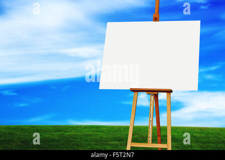 Avec chevalet Art Canvas vierge dans le champ de la prairie, Horizon sur campagne Prairie et Ciel bleu avec des nuages, la saison du printemps Banque D'Images