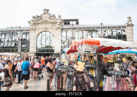 Les étals de marchandises en plein air en face du célèbre marché couvert de narbonne, aude,France,France,Marché,canal Languedoc, vêtements, Banque D'Images