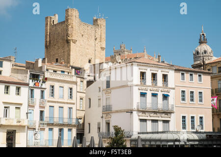 Narbonne, Aude, France du sud avec vue sur Palais des Archevêques.L'été. Banque D'Images