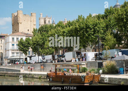 Le pont des marchands sur le Canal de la Robine qui traverse Narbonne, Aude, France du sud avec vue sur Palais des Archevêques.L'été. Banque D'Images