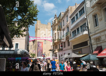 Centre de Narbonne avec Palais des Archeveques (Palais de l'archevêque) en été Aude,France,France,Marché,canal Languedoc, Banque D'Images