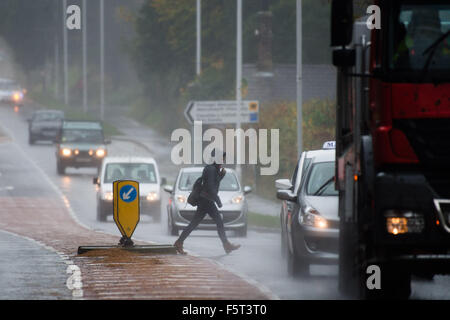 Pays de Galles Aberystwyth UK Le lundi 09 novembre 2015, de fortes pluies et vents forts rendre les conditions difficiles pour les automobilistes et piétons comme la queue de l'Ouragan Abigail continue d'affecter l'ouest et du nord du Royaume-Uni 100mph winds devraient frapper les Highlands écossais, avec des rafales allant jusqu'à 70mph dans le nord de l'Angleterre Crédit photo : Keith Morris / Alamy Live News Banque D'Images