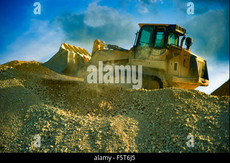 Bouteur Caterpillar au travail on construction site Banque D'Images