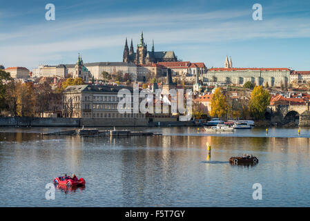 Vue du château de Prague et le Pont Charles à l'après-midi, Prague, République Tchèque Banque D'Images