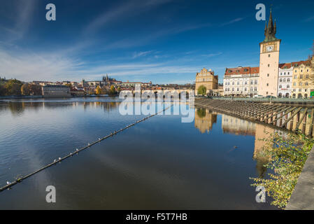 Novotneho Lavka sur la banque du fleuve Vltava et château en arrière-plan, Prague, République Tchèque Banque D'Images