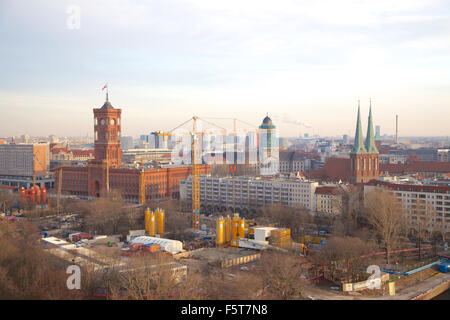 Vue aérienne de la construction en face de l'hôtel de ville à Alexanderplatz, Berlin, Allemagne. Banque D'Images