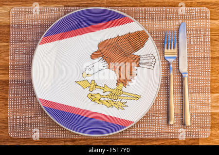 Assiette à dîner avec le drapeau des Samoa américaines sur elle pour votre nourriture et boisson des concepts. Banque D'Images