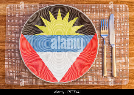 Assiette à dîner avec le pavillon d'Antigua-et-Barbuda sur elle pour votre nourriture et boisson des concepts. Banque D'Images