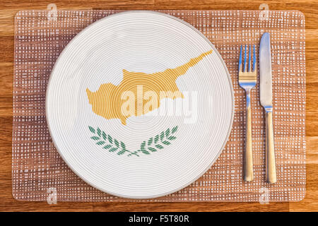 Assiette à dîner avec le drapeau de Chypre sur elle pour votre nourriture et boisson des concepts. Banque D'Images