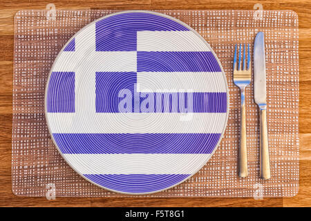 Assiette à dîner avec le drapeau de la Grèce sur elle pour votre nourriture et boisson des concepts. Banque D'Images