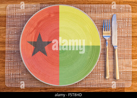 Assiette à dîner avec le drapeau de la Guinée Bissau sur elle pour votre nourriture et boisson des concepts. Banque D'Images