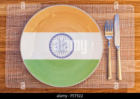 Assiette à dîner avec le drapeau de l'Inde sur elle pour votre nourriture et boisson des concepts. Banque D'Images