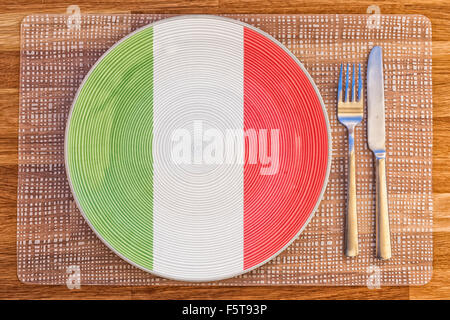 Assiette à dîner avec le drapeau de l'Italie sur elle pour votre nourriture et boisson des concepts. Banque D'Images