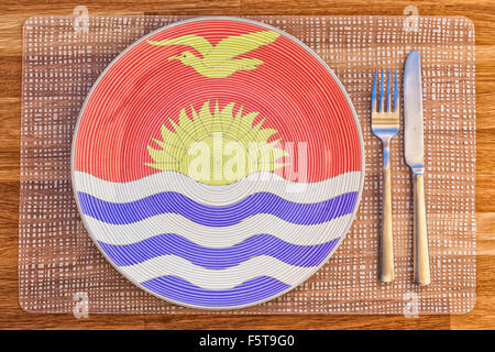 Assiette à dîner avec le drapeau de Kiribati sur elle pour votre nourriture et boisson des concepts. Banque D'Images