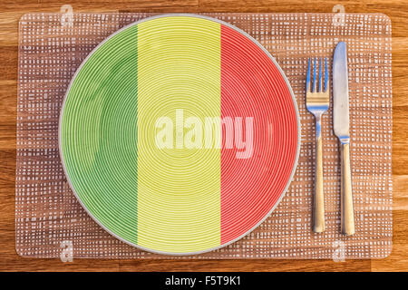 Assiette à dîner avec le drapeau du Mali sur elle pour votre nourriture et boisson des concepts. Banque D'Images