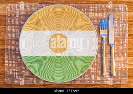 Assiette à dîner avec le drapeau du Niger sur elle pour votre nourriture et boisson des concepts. Banque D'Images