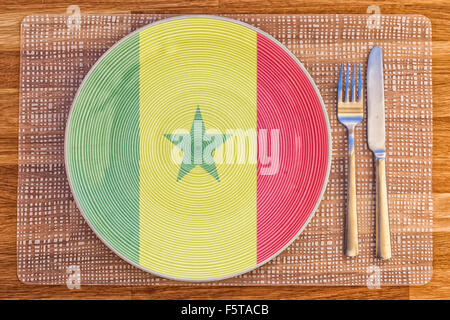 Assiette à dîner avec le drapeau du Sénégal sur elle pour votre nourriture et boisson des concepts. Banque D'Images