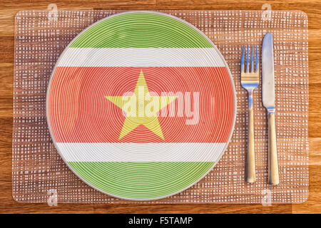 Assiette à dîner avec le drapeau du Suriname sur elle pour votre nourriture et boisson des concepts. Banque D'Images