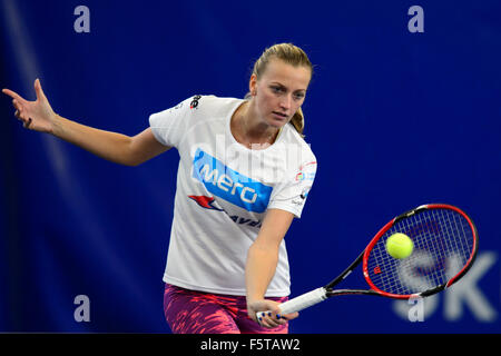 Prague, République tchèque. 09Th Nov, 2015. Le joueur de tennis tchèque Petra Kvitova trains avant le dernier match de groupe mondial de la Fed Cup contre la Russie, en République tchèque à Prague, République tchèque, le 9 novembre 2015. La République tchèque Republic-Russia Fed Cup match sera joué sur les 14 et 15 novembre à Prague, République tchèque. © Michal Kamaryt/CTK Photo/Alamy Live News Banque D'Images