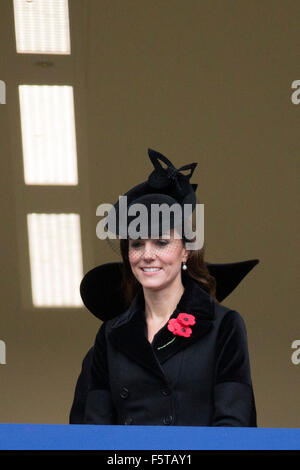 Londres, Royaume-Uni. Nov 8, 2015. Catherine la duchesse de Cambridge assiste à la commémoration Dimanche du souvenir au cénotaphe sur Whitehall à Londres, Royaume-Uni, le 8 novembre 2015. Photo : Patrick van Katwijk /dpa - PAS DE FIL - SERVICE - POINT DE VUE - PAS DE FIL - SERVICE/dpa/Alamy Live News Banque D'Images