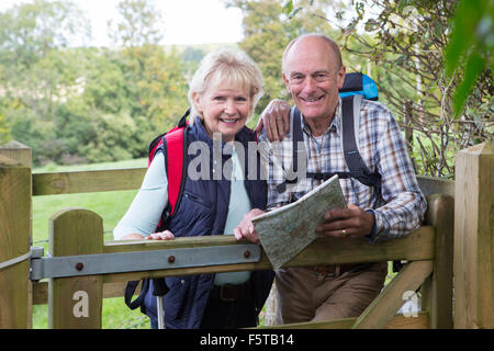 Senior Couple On marche dans la campagne Banque D'Images