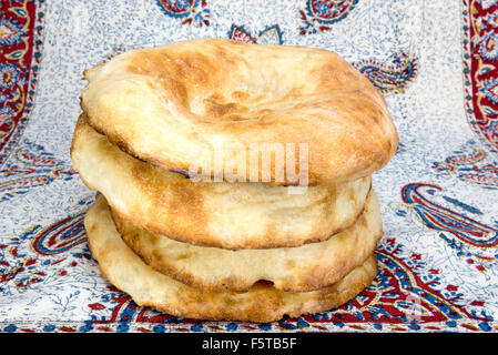 Pain de blé sous forme de tortillas d'Asie, cuit dans un four en argile Banque D'Images