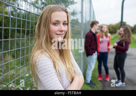 Portrait of Teenage Girl Hanging Out with Friends In Playground Banque D'Images