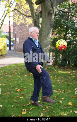 Grand-père keepy uppy jouer dans le jardin avec son petit-fils Banque D'Images