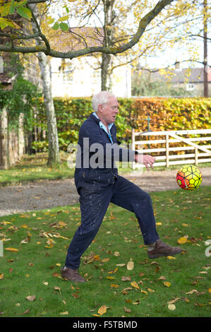 Grand-père keepy uppy jouer dans le jardin avec son petit-fils Banque D'Images