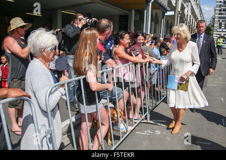 New Plymouth, Nouvelle-Zélande - le 9 novembre 2015 - Camilla, Duchesse de Cornouailles, rencontre des membres du public au cours d'une visite à la Len Lye Center le 9 novembre 2015 à New Plymouth, Nouvelle-Zélande. Charles et Camilla visiter la Nouvelle-Zélande du 4 novembre au 10 novembre Participation à des événements à Wellington, Dunedin, Nelson, Westport, Ngaruawahia, Auckland et New Plymouth (Piscine/Getty Hagen Hopkins). Banque D'Images