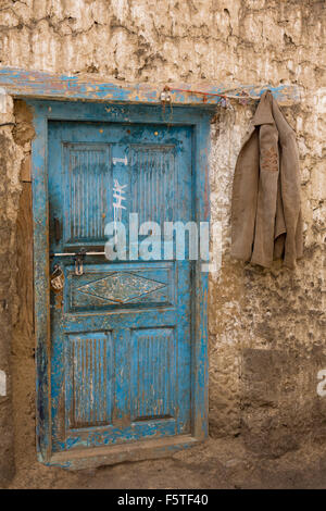 L'Inde, l'Himachal Pradesh, le Spiti, Hikkim, la porte de la chambre peinte en bleu Banque D'Images