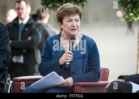 Bruxelles, Bxl, Belgique. Nov 9, 2015. Kristalina Georgieva, vice-président de la Commission européenne pour le budget et les ressources humaines l'inauguration de la pièce 'Kennedy' du mur de Berlin, en face du Berlaymont, siège de la Commission européenne à Bruxelles, à Bruxelles, Belgique le 09.11.2015 par Wiktor Dabkowski © Wiktor Dabkowski/ZUMA/Alamy Fil Live News Banque D'Images