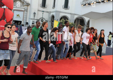 Un groupe de manifestants marcher pieds nus sur le tapis rouge à la 72e Festival du Film de Venise à l'appui de l'actuelle crise des réfugiés comprend : Atmosphère Où : Venise, Italie Quand : 11 Oct 2015 Banque D'Images