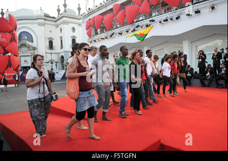 Un groupe de manifestants marcher pieds nus sur le tapis rouge à la 72e Festival du Film de Venise à l'appui de l'actuelle crise des réfugiés comprend : Atmosphère Où : Venise, Italie Quand : 11 Oct 2015 Banque D'Images