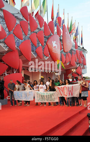 Un groupe de manifestants marcher pieds nus sur le tapis rouge à la 72e Festival du Film de Venise à l'appui de l'actuelle crise des réfugiés comprend : Atmosphère Où : Venise, Italie Quand : 11 Oct 2015 Banque D'Images