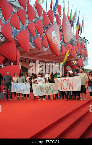 Un groupe de manifestants marcher pieds nus sur le tapis rouge à la 72e Festival du Film de Venise à l'appui de l'actuelle crise des réfugiés comprend : Atmosphère Où : Venise, Italie Quand : 11 Oct 2015 Banque D'Images